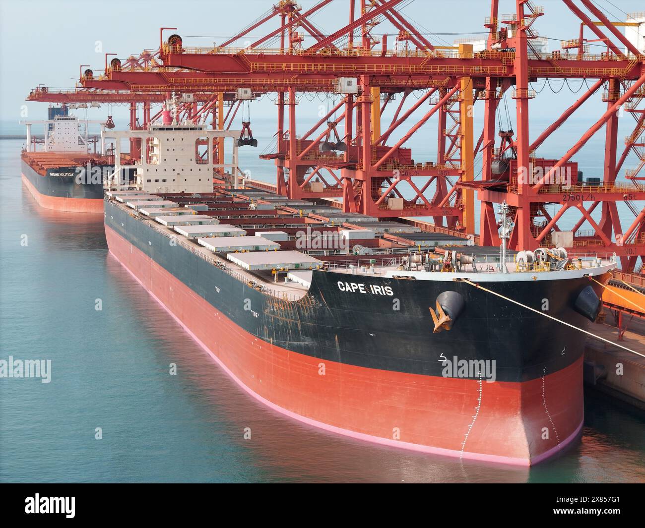 YANTAI, CHINE - 22 MAI 2024 - de grands cargos déchargent du minerai de bauxite importé et du charbon importé dans le port de Yantai, province du Shandong, Chine, le 22 mai Banque D'Images