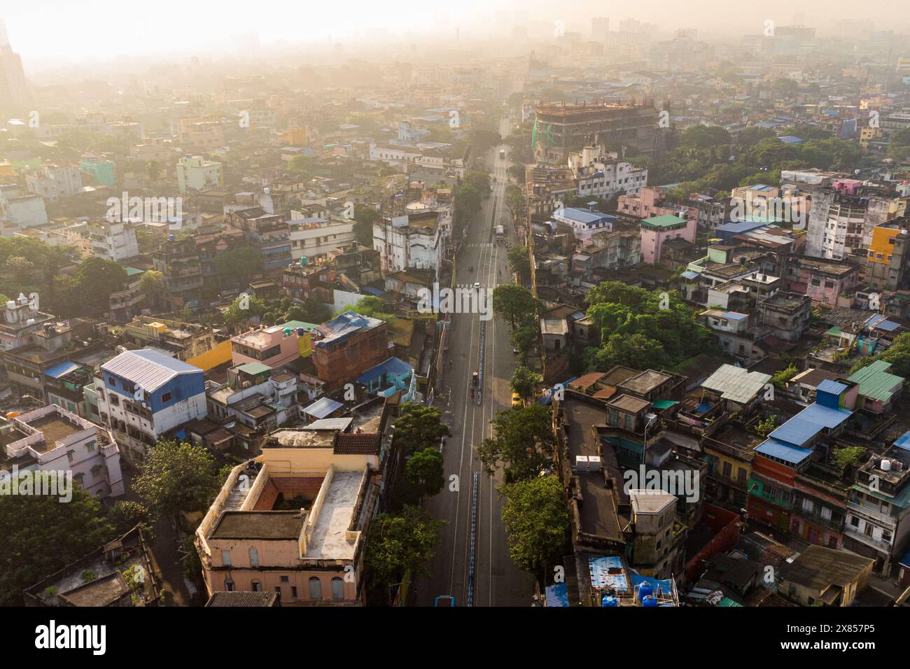 Vue aérienne de Kolkata au lever du soleil, capitale du Bengale occidental et métropole indienne majeure, également connue sous le nom de Calcutta. Prise de vue panoramique par drone de l'ancien ci Banque D'Images