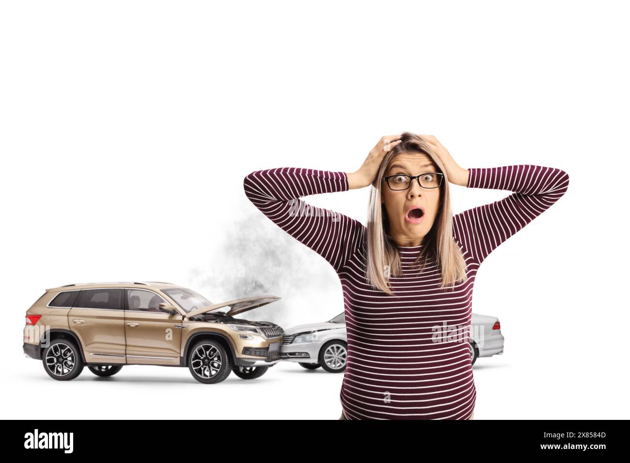 Femme choquée avec des lunettes tenant la tête devant la collision de voiture isolé sur fond blanc Banque D'Images