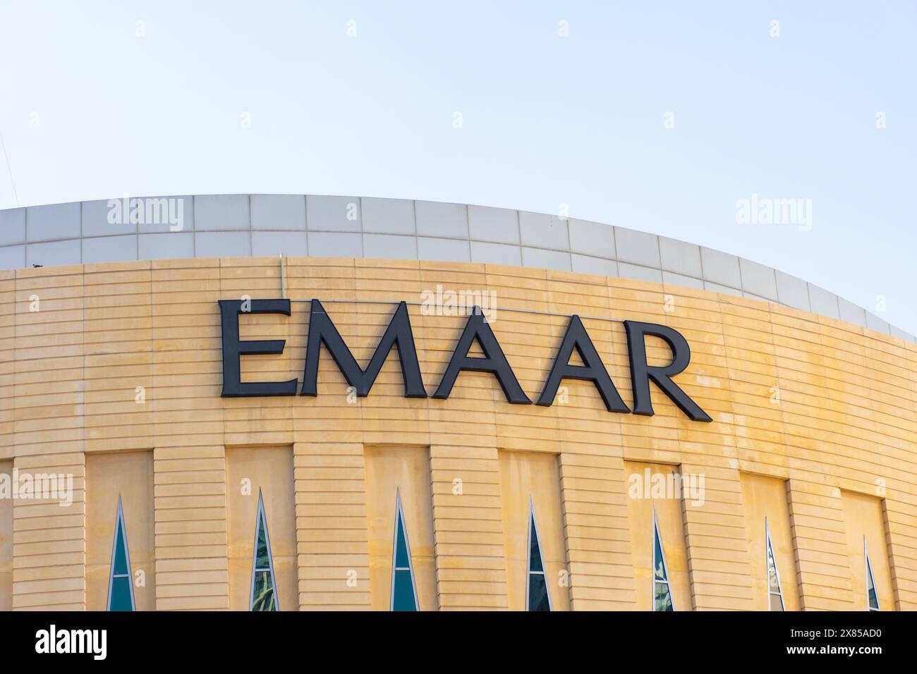 Nom de panneau Emaar Real Estate Company sur le mur, Dubaï City, Émirats arabes Unis. Banque D'Images