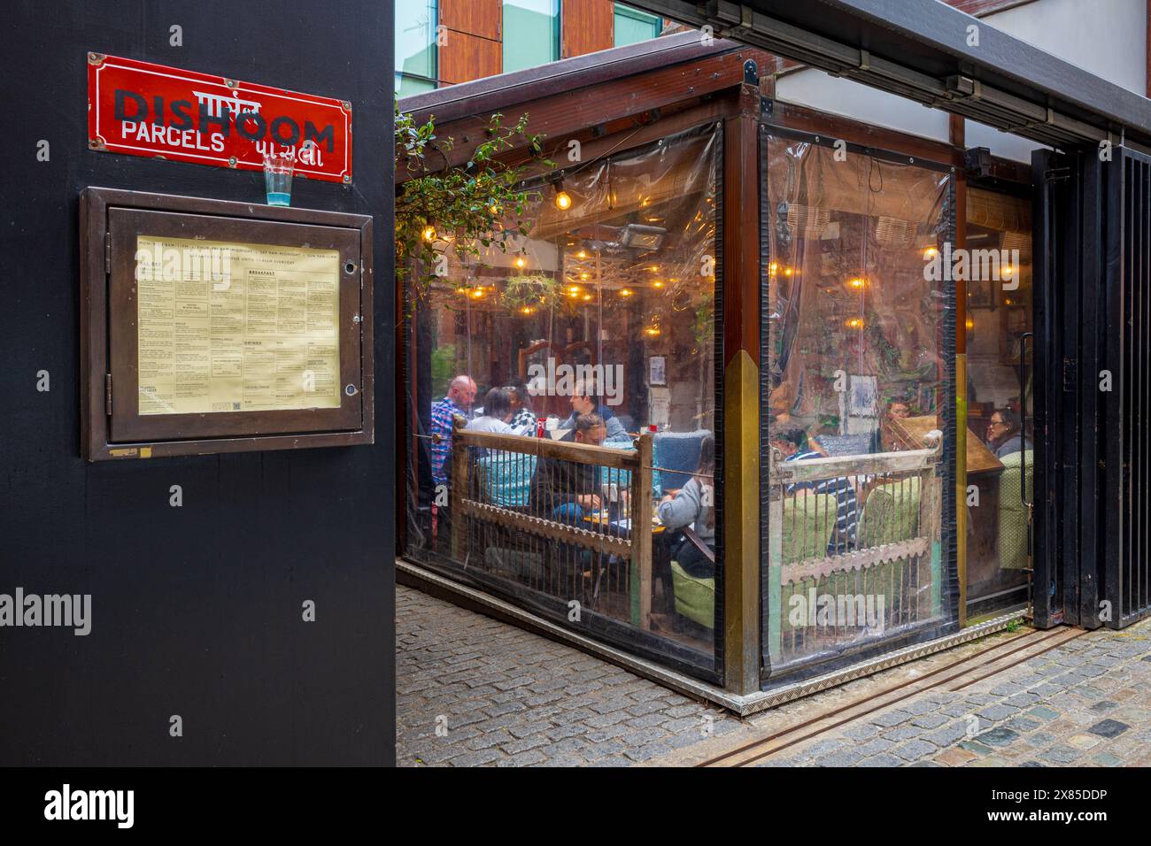 Restaurant DisDoom Shoreditch. Ambiance de style café Bombay servant une cuisine confortable. Situé au 7 Boundary St Shoreditch London Banque D'Images