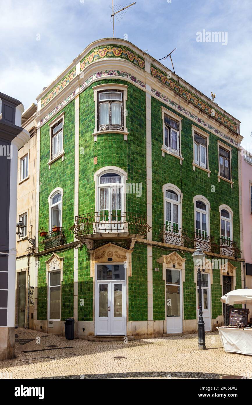 Bâtiment carrelé vert à la place dans la vieille ville de Lagos, Algarve, Portugal Banque D'Images