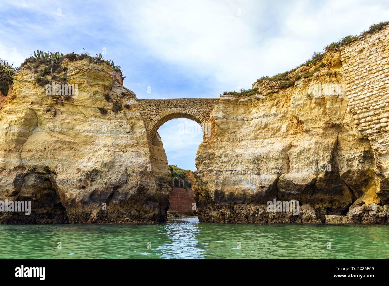 Pinhao Fort Bridge, un ancien pont de pierre à Praia dos Estudantes Beach, Lagos, Algarve, Portugal Banque D'Images