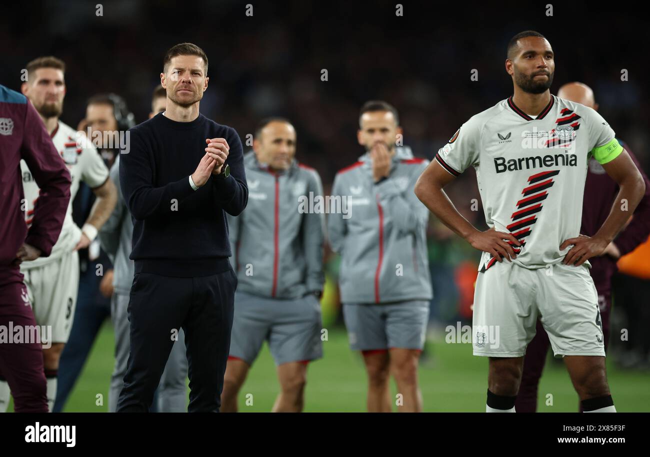 22 mai 2024, Irlande, Dublín : l'entraîneur du Bayer Leverkusen, Xabi Alonso (à gauche) et le joueur Jonathan Tah, déçus après la défaite de leur équipe face à Atalanta Bergamo en finale de l'Europa League. Photo : Jan Woitas/dpa Banque D'Images