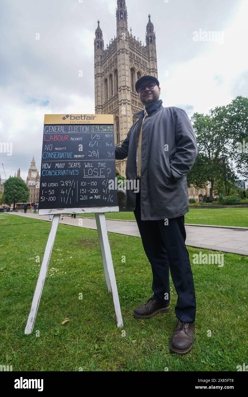 Westminster, Londres, Royaume-Uni. 23 mai 2024. Bookmaker, Sam Rosbottom offrant des cotes de Paris dans College Green sur le résultat de l'élection générale pour la société de Paris Betfair Exchange. Mercredi, le premier ministre Rishi Sunak a annoncé la date des élections générales britanniques qui se tiendront le 4 juillet, date à laquelle la nation se rendra aux urnes pour élire un nouveau gouvernement. Credit : amer Ghazzal/Alamy Live News Banque D'Images