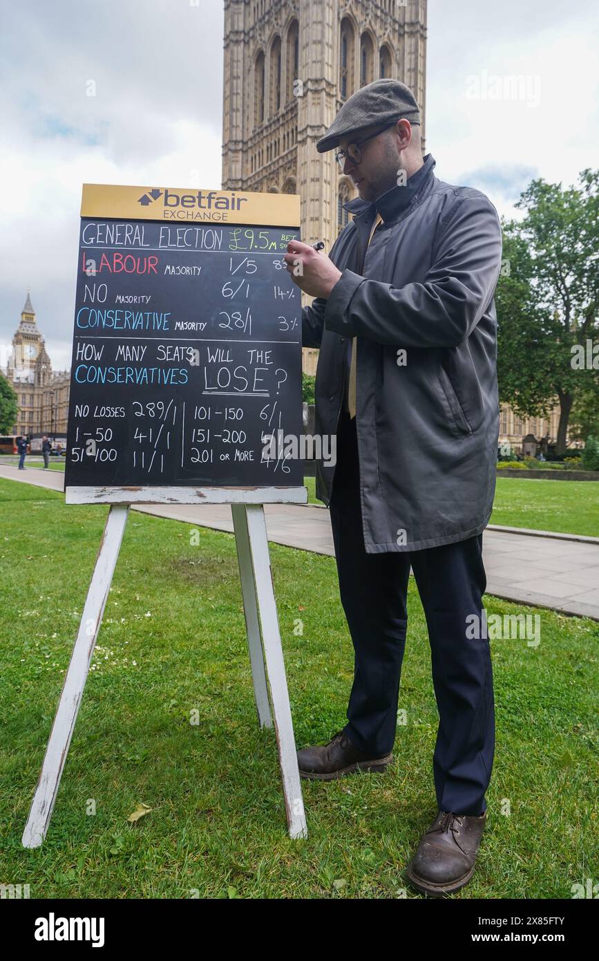 Westminster, Londres, Royaume-Uni. 23 mai 2024. Bookmaker, Sam Rosbottom offrant des cotes de Paris dans College Green sur le résultat de l'élection générale pour la société de Paris Betfair Exchange. Mercredi, le premier ministre Rishi Sunak a annoncé la date des élections générales britanniques qui se tiendront le 4 juillet, date à laquelle la nation se rendra aux urnes pour élire un nouveau gouvernement. Credit : amer Ghazzal/Alamy Live News Banque D'Images