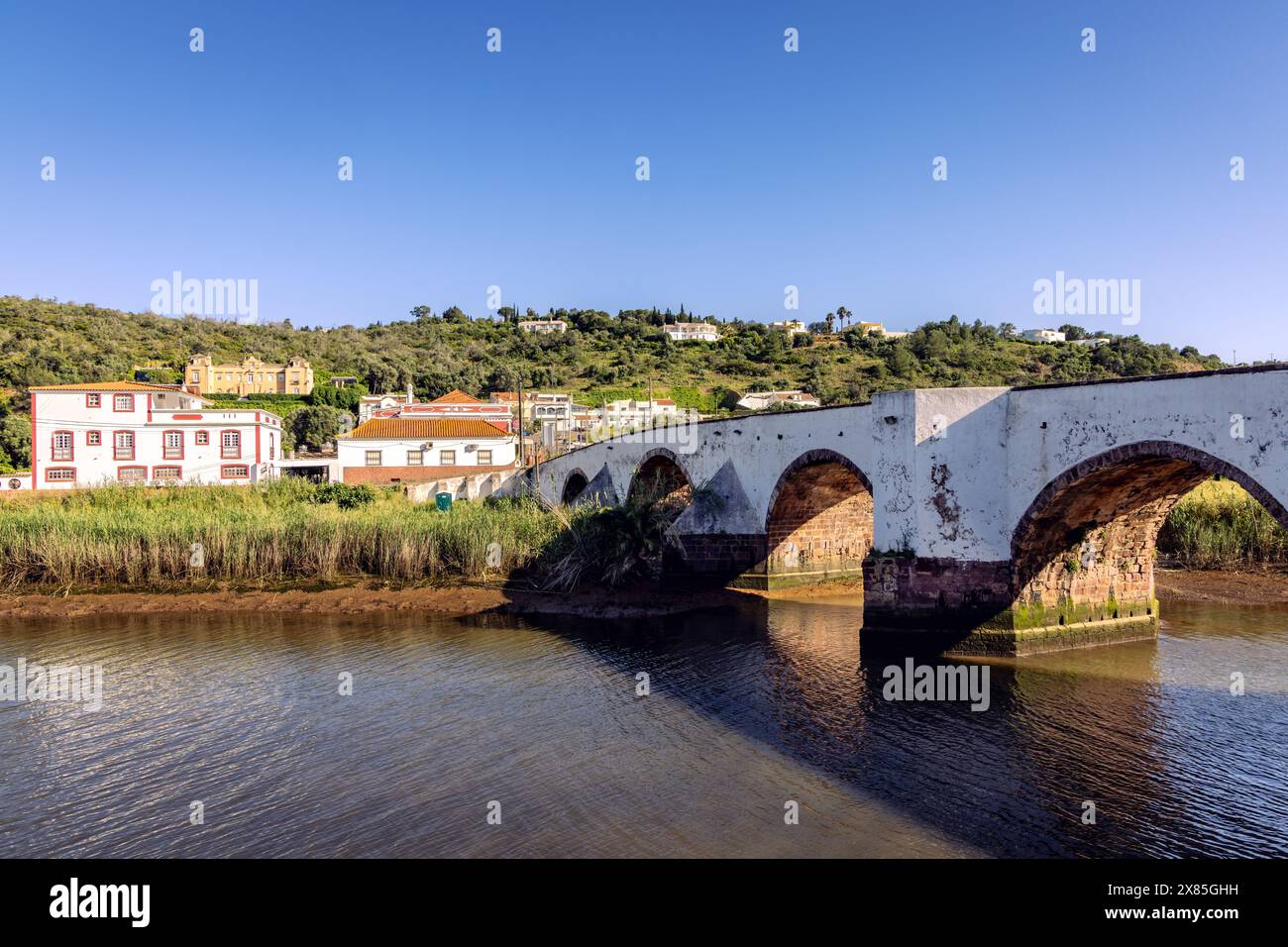 Ancien pont romain sur la rivière Arade en Silves, Algarve Portugal Banque D'Images