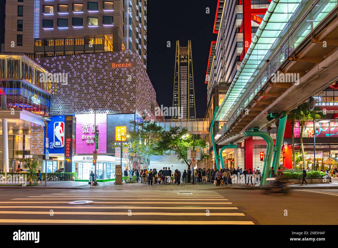 Vue nocturne du centre commercial spécial Xinyi, grands magasins, hôtel, restaurant à la mode regroupés étroitement ensemble. Banque D'Images