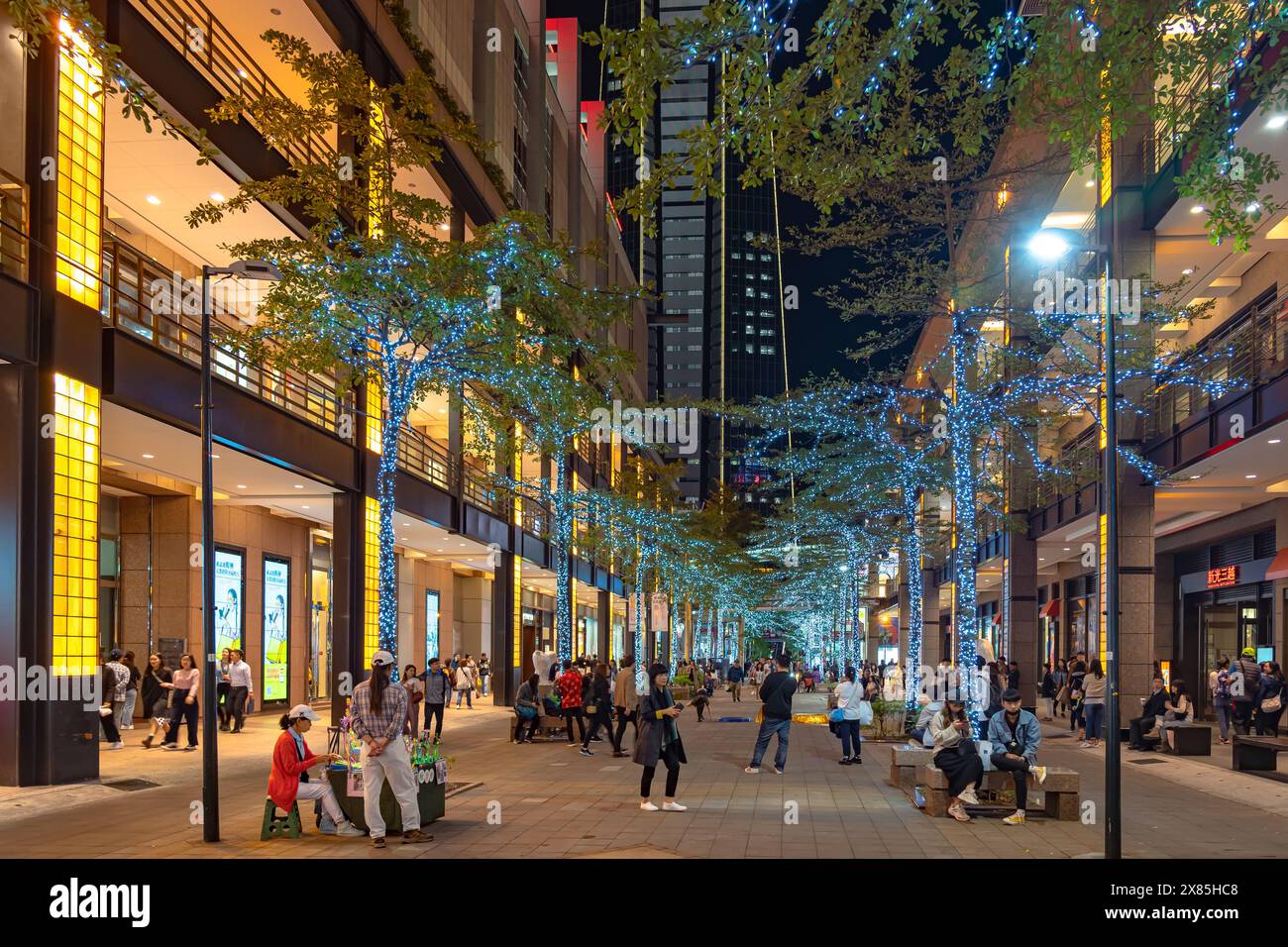 Vue nocturne du centre commercial spécial Xinyi, grands magasins, hôtel, restaurant à la mode regroupés étroitement ensemble. Banque D'Images