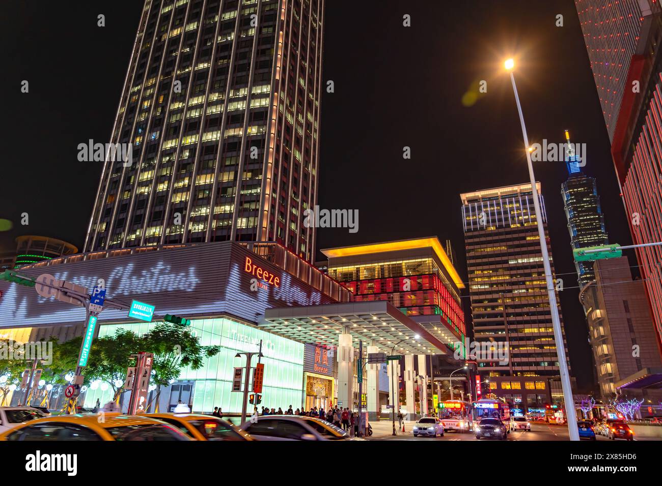 Vue nocturne du centre commercial spécial Xinyi, grands magasins, hôtel, restaurant à la mode regroupés étroitement ensemble. Banque D'Images
