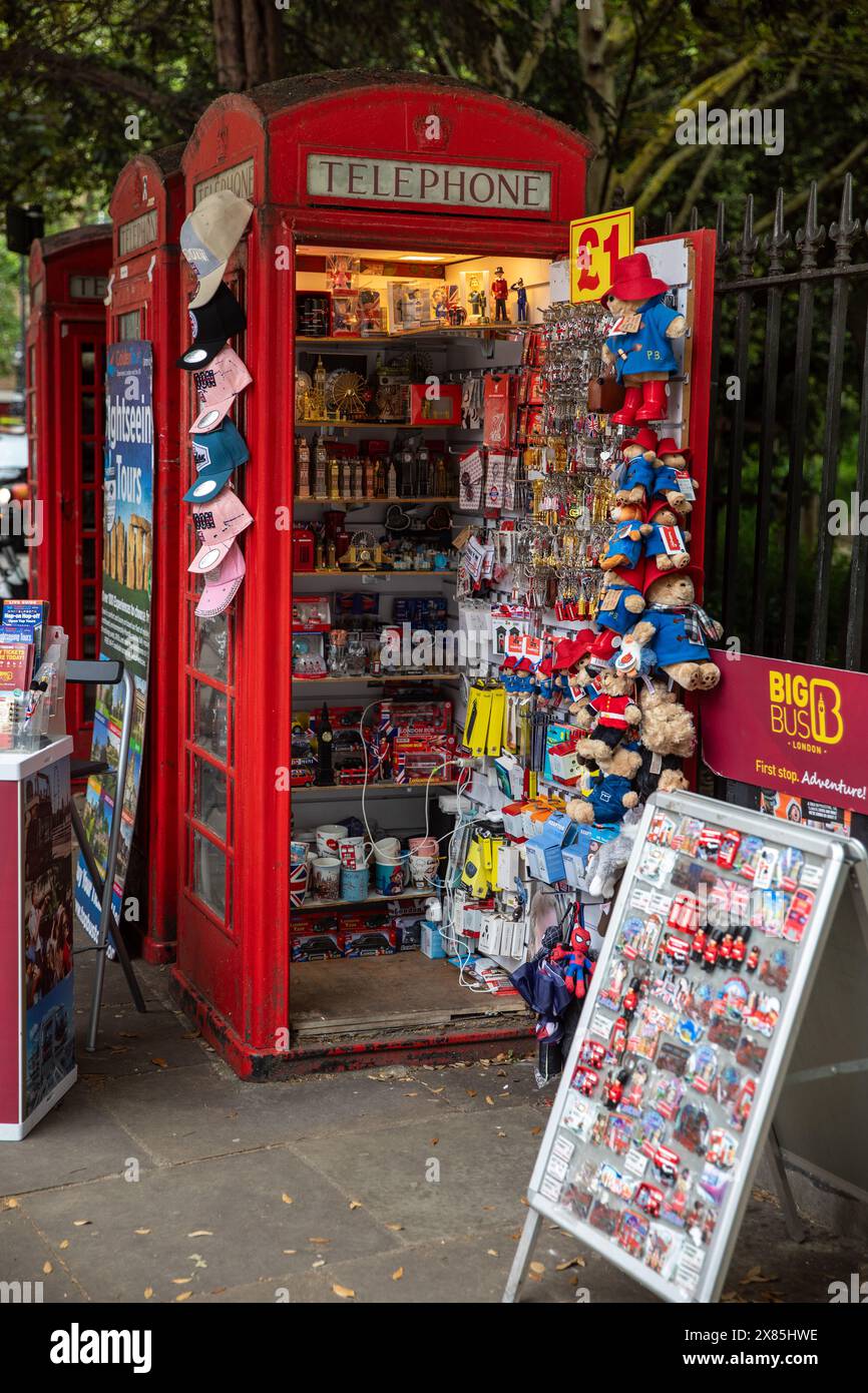 British Red Phone Box a été transformé en boutique de souvenirs à Londres Banque D'Images