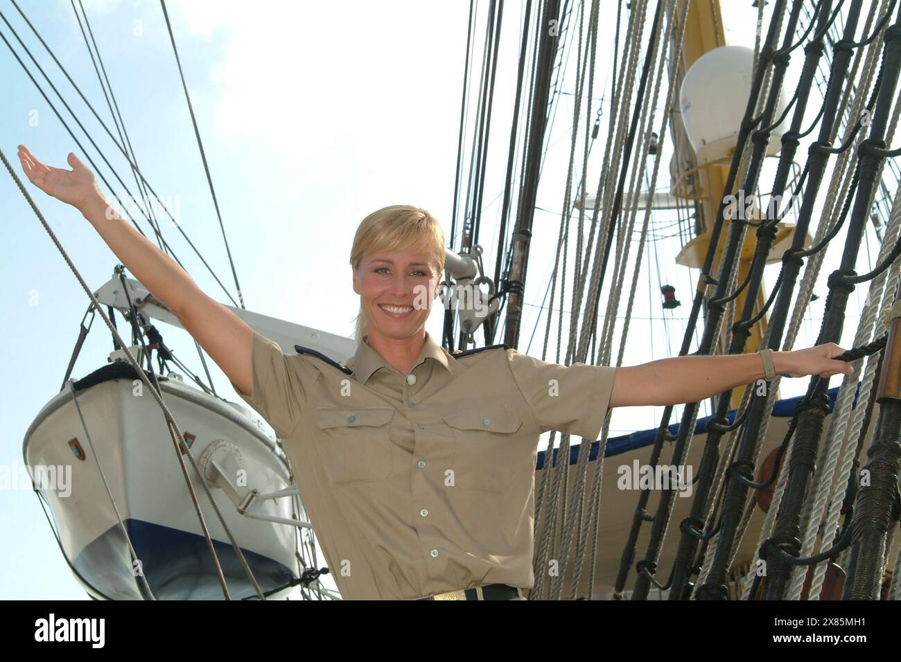 Ohne Dienstgrad geht Moderatorin Sonja Zietlow an bord der 'Gorch Fock' undn steht auf der Takelage, Deutschand 2004. Banque D'Images