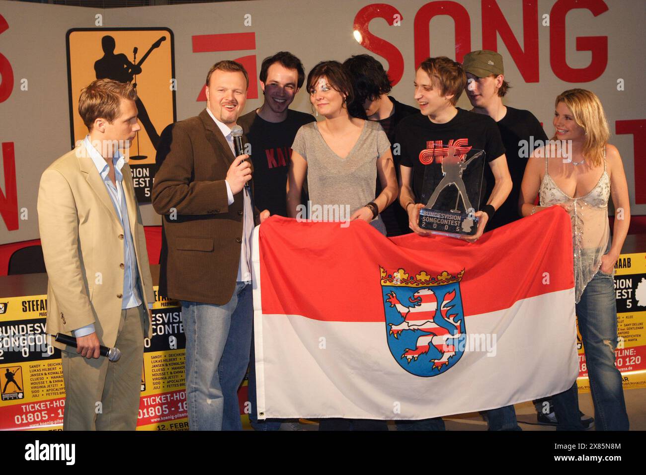 Moderatoren Oliver Pocher, Stefan Raab und Annette Frier und die Band 'Juli' mit Frontfrau Eva Briegel, die mit dem Song 'Geile Zeit' zum Gewinner des Bundesvision Song Contest in Oberhausen gekürt wurden, Deutschland 2005. Banque D'Images