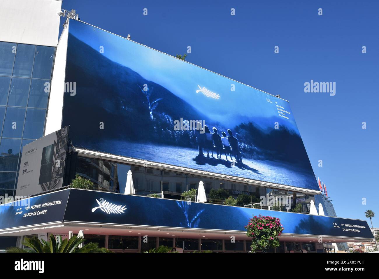 France, Cannes, l'affiche du 77ème Festival International du film, l'image choisie provient du film Rhapsodie e Août d'Akira Kurosawa. Banque D'Images
