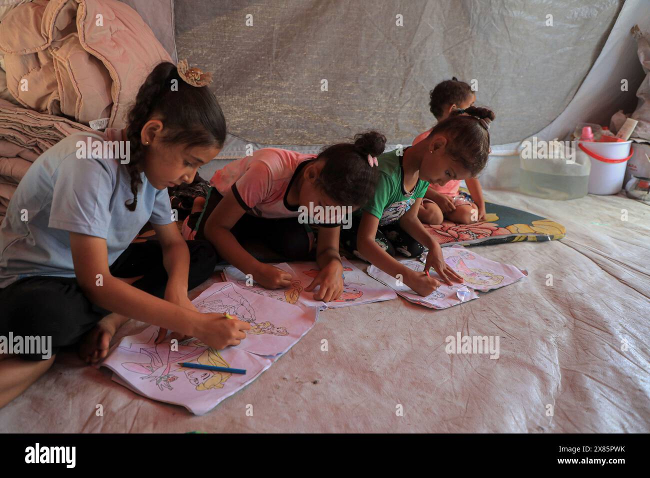 Khan Younis. 22 mai 2024. Des enfants palestiniens sont photographiés dans un camp temporaire dans la ville de Khan Younis, dans le sud de la bande de Gaza, le 22 mai 2024. Crédit : Rizek Abdeljawad/Xinhua/Alamy Live News Banque D'Images
