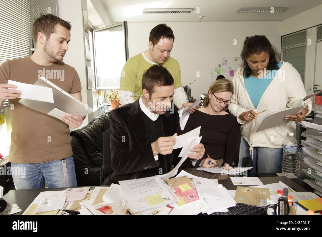 Kai pflaume mit dem Team in der Redaktionssitzung seiner Show 'Nur die Liebe zählt' in Köln, Deutschland 2005. Banque D'Images