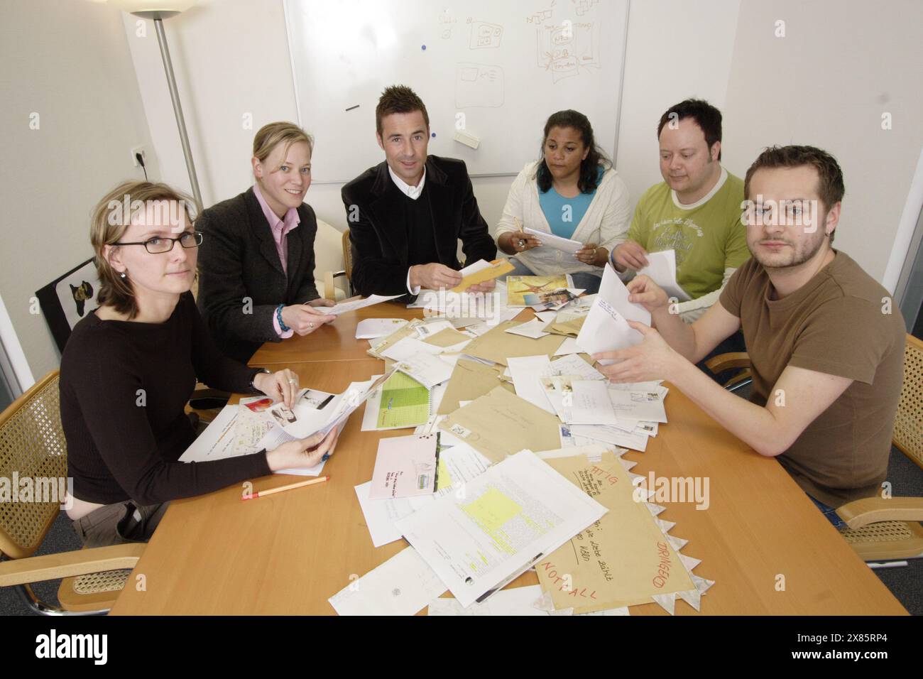 Kai pflaume mit dem Team in der Redaktionssitzung seiner Show 'Nur die Liebe zählt' in Köln, Deutschland 2005. Banque D'Images