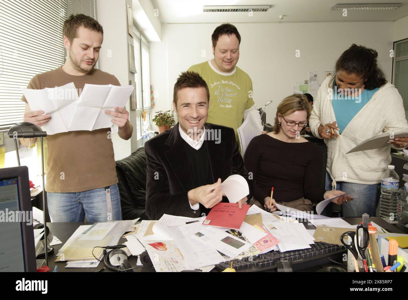 Kai pflaume mit dem Team in der Redaktionssitzung seiner Show 'Nur die Liebe zählt' in Köln, Deutschland 2005. Banque D'Images