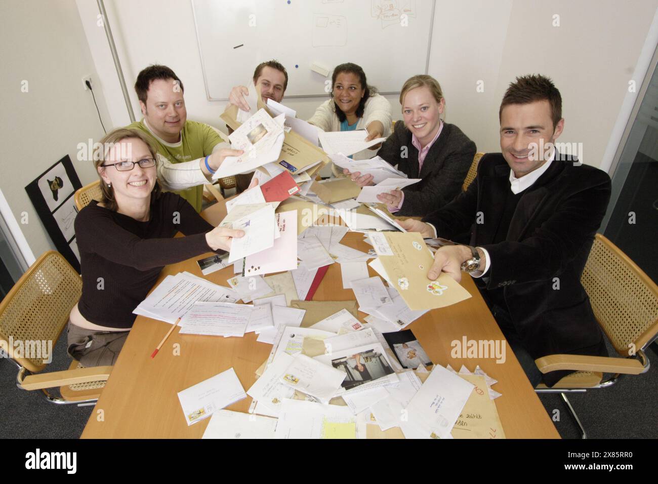 Kai pflaume mit dem Team in der Redaktionssitzung seiner Show 'Nur die Liebe zählt' in Köln, Deutschland 2005. Banque D'Images