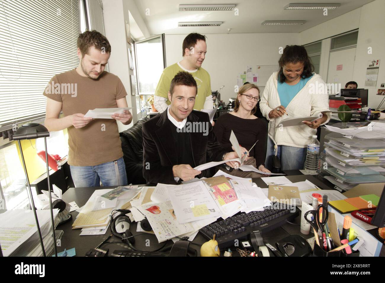 Kai pflaume mit dem Team in der Redaktionssitzung seiner Show 'Nur die Liebe zählt' in Köln, Deutschland 2005. Banque D'Images