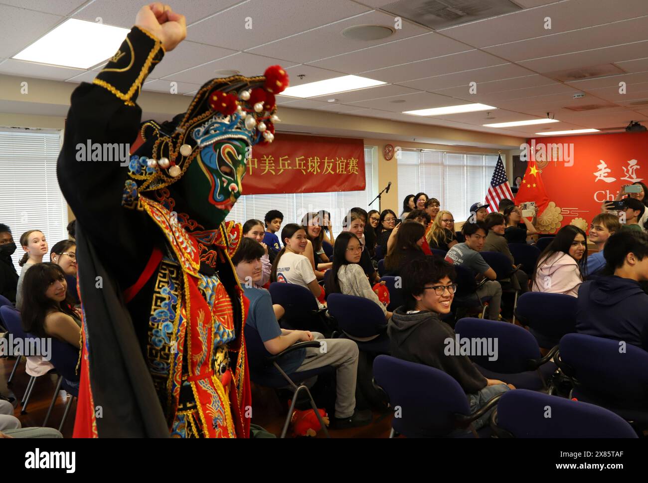 Chicago, États-Unis. 21 mai 2024. Un joueur effectue un changement de visage, dans le cadre de l'Opéra du Sichuan, lors d'une classe de chinois tenue au Consulat général de Chine à Chicago, États-Unis, le 21 mai 2024. Quelque 60 lycéens du district de Chicago public School (CPS) ont vécu une expérience d’immersion dans la culture chinoise mardi lors d’un cours de chinois. POUR ALLER AVEC 'Feature : une classe chinoise incroyable pour les étudiants américains' crédit : Wang Li / Xinhua / Alamy Live News Banque D'Images