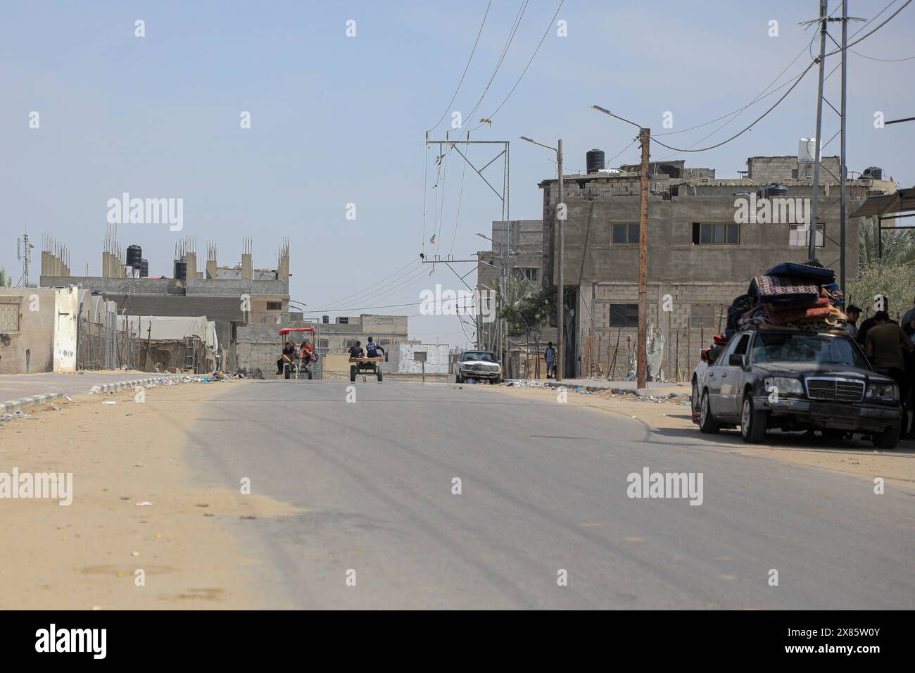 Rafah. 22 mai 2024. Cette photo prise le 22 mai 2024 montre une vue sur la rue dans la ville de Rafah, dans le sud de la bande de Gaza. Crédit : Rizek Abdeljawad/Xinhua/Alamy Live News Banque D'Images
