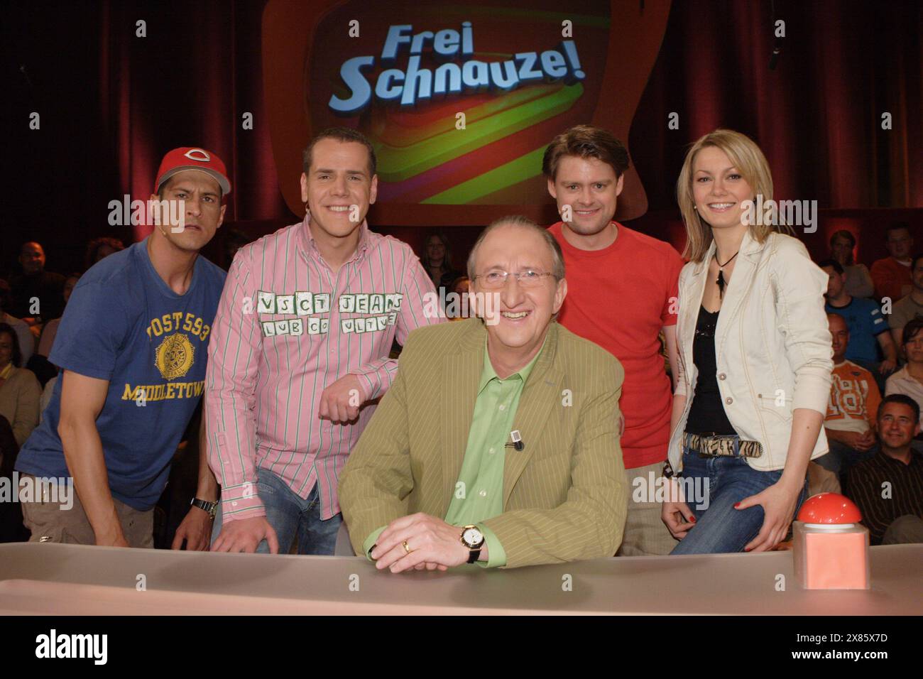 Frei Schnauze, improvisations-Comedy-Show, Deutschland 2005 - 2008, hier sitzend Mike Krüger als Moderator, dahiner stehen Mirco Nontschew, Jan van Weyde, Max Giermann und Martina Hill (?). Banque D'Images