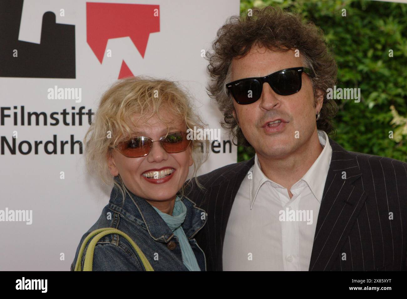 Sänger Wolfgang Niedecken mit Ehefrau Tina BEI einer Party der Fimstiftung NRW in Hürth, Deutschland 2005. Banque D'Images