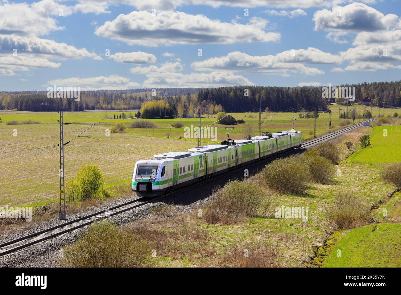 Train finlandais VR Group Pendolino Express d'Helsinki à Kupittaa voyageant à travers des paysages ruraux un jour de printemps. Salo, Finlande. 10 mai 2024. Banque D'Images