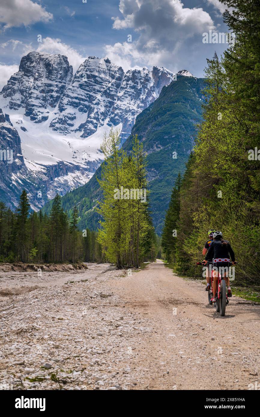 VTT chevauchant un chemin avec le massif montagneux Cristallo derrière, Toblach-Dobbiaco, Haut-Adige-Tyrol du Sud, Italie Banque D'Images