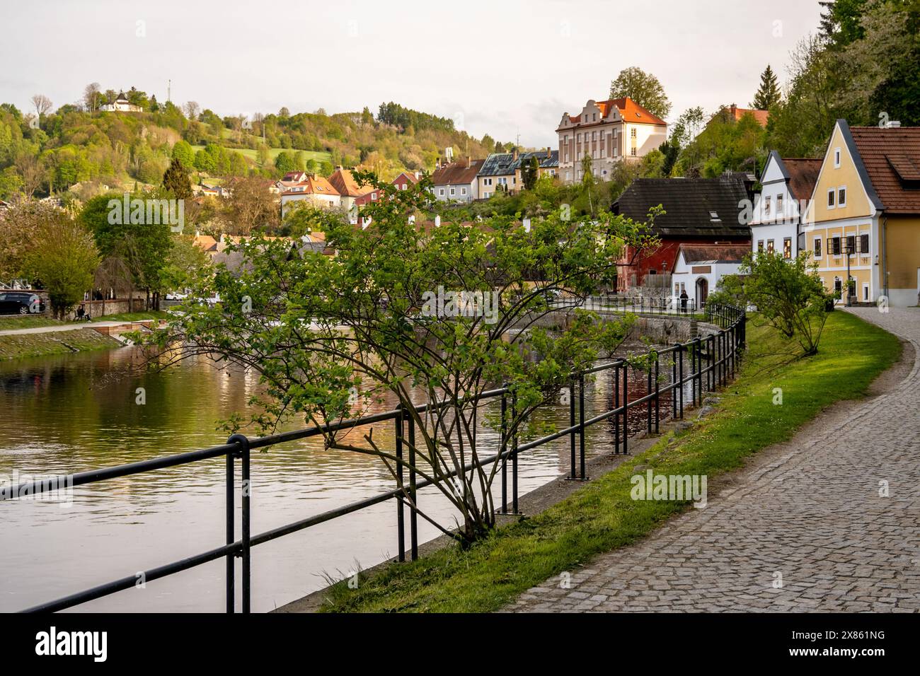 Maison pittoresque et bâtiment sur remblai à Cesky Krumlov au printemps, république tchèque. Banque D'Images