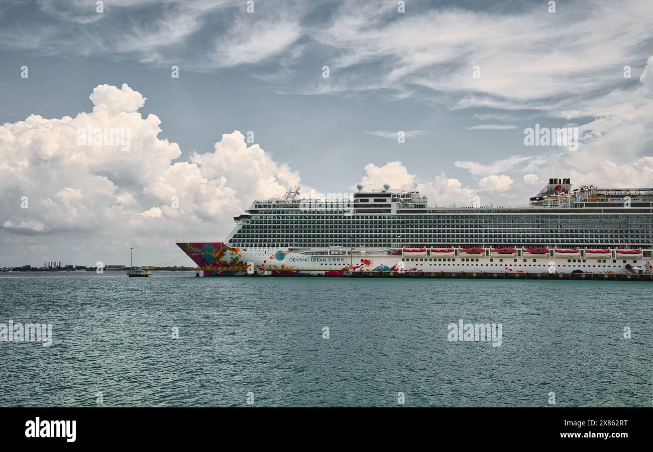 Penang, Malaisie - 1er novembre 2022 : Genting Dream, un navire de croisière appartenant à Resorts World Cruises, amarré au terminal de croisière de Swettenham Pier. Banque D'Images