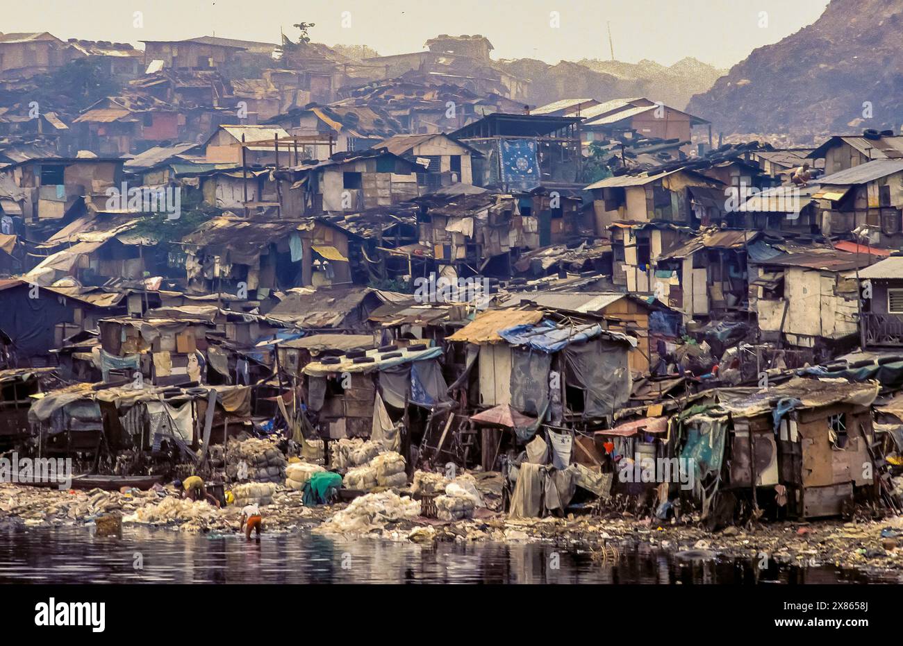 Philippines, Manille ; bidonville appelé «Smoky Mountain» construit sur et autour d'une décharge d'ordures. Banque D'Images
