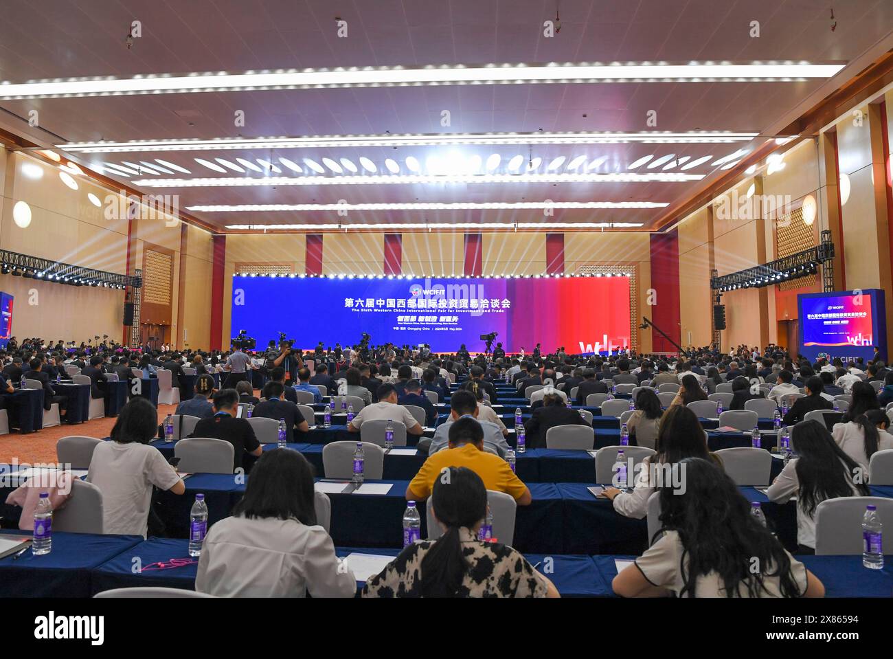 Chongqing. 23 mai 2024. Les gens assistent à la cérémonie d'ouverture de la sixième foire internationale de l'investissement et du commerce de Chine occidentale dans la municipalité de Chongqing, dans le sud-ouest de la Chine, le 23 mai 2024. Avec le thème de «Nouvelle Chine occidentale, Nouvelle fabrication, nouveaux services», la foire se tient du 23 au 26 mai à Chongqing. Crédit : Wang Quanchao/Xinhua/Alamy Live News Banque D'Images