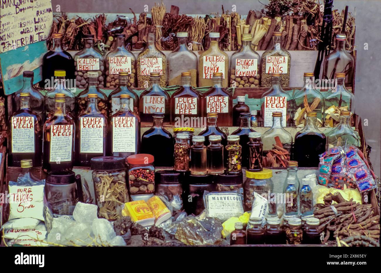 Philippines, Manille ; étal de marché vendant des remèdes traditionnels à base de plantes, tels que des tisanes et des racines séchées. Banque D'Images