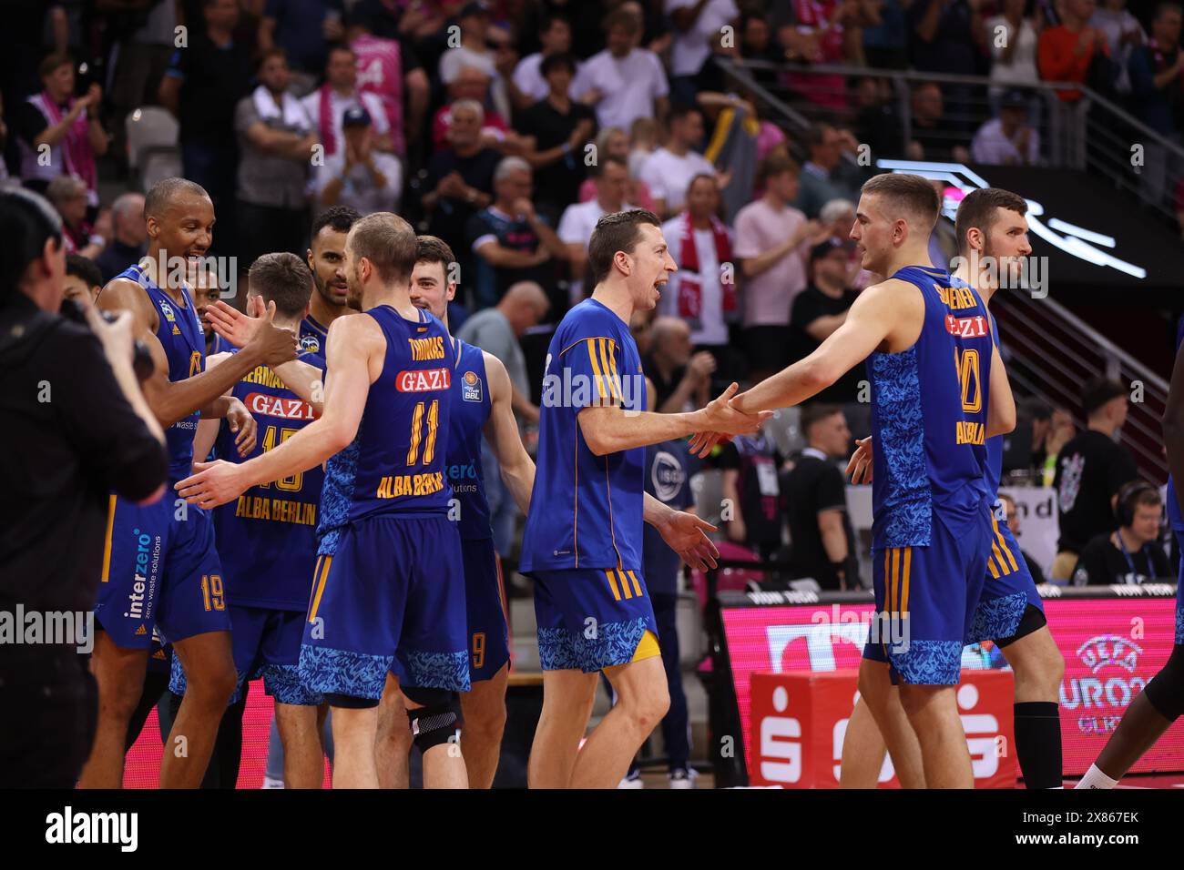 Bonn, Deutschland. 21 mai 2024. Alba Spieler Schlussjubel, Telekom Baskets Bonn vs Alba Berlin, easyCredit BBL, 3. Viertelfinale, Bonn, 21.05.2024. Crédit : Juergen Schwarz/Alamy Live News Banque D'Images