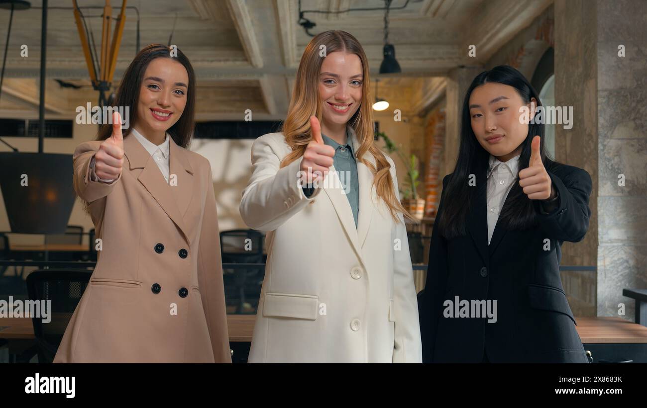 Équipe d'affaires réussie femmes collègues femmes multiracial multiethnique filles d'affaires femmes diversité Caucasien asiatique coréen gestionnaires au bureau Banque D'Images