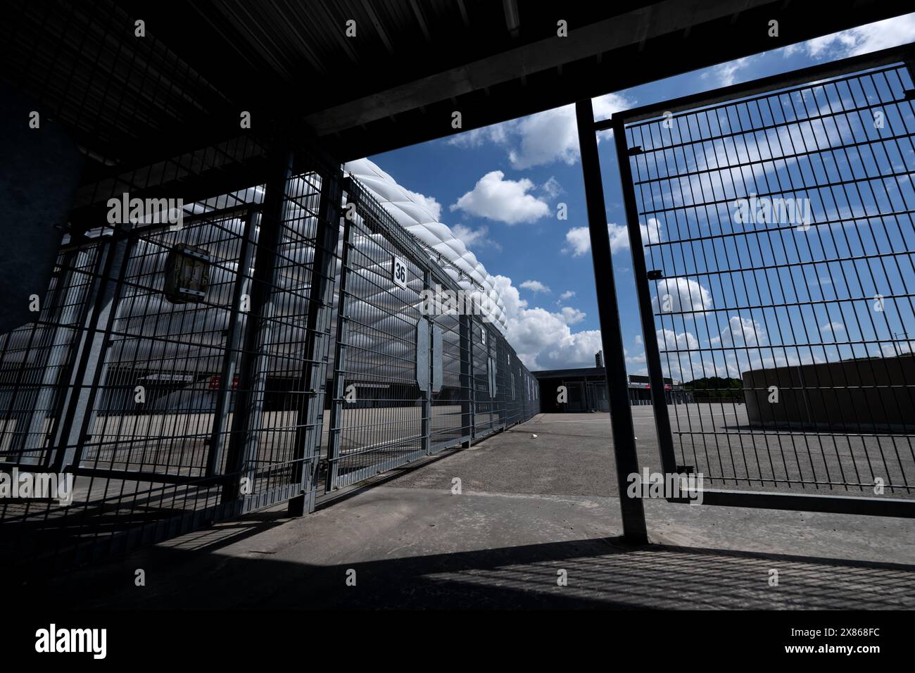 Munich, Allemagne. 23 mai 2024. Une porte d'entrée de l'arène de football de Munich (Allianz Arena). Le match d'ouverture du Championnat d'Europe de football aura lieu dans l'arène le 14 juin 2024. Le Championnat d'Europe de football se déroule du 14 juin au 14 juillet. Crédit : Sven Hoppe/dpa/Alamy Live News Banque D'Images