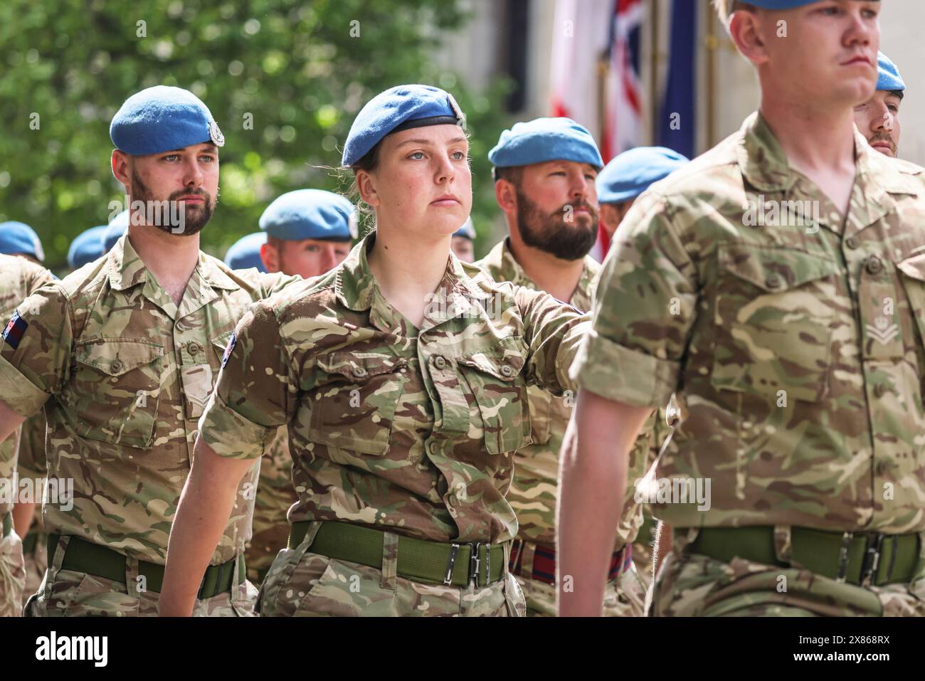 Londres, Royaume-Uni. 23 mai 2024. La cérémonie de la Journée du gardien de la paix de l'ONU (qui a lieu le 23 mai, la Journée du gardien de la paix elle-même est le 29 mai) a lieu au cénotaphe de Whitehall. Le personnel militaire et les représentants respectent les quelque 4400 Casques bleus qui ont perdu la vie en servant sous le drapeau de l'ONU depuis 1948. Crédit : Imageplotter/Alamy Live News Banque D'Images