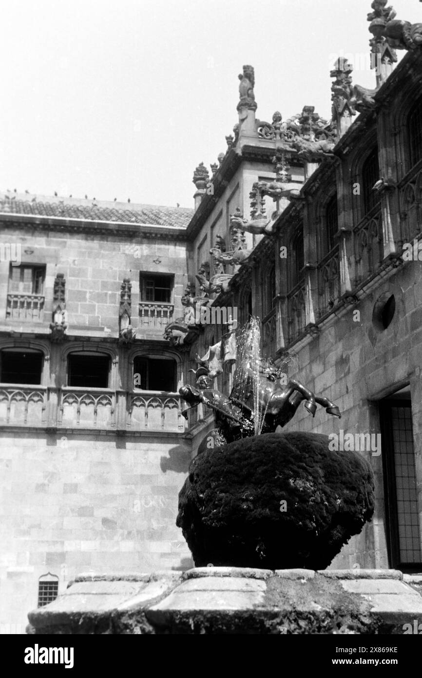 Der Springbrunnen des Heiligen Georg mit dem Lindwurm im Hof der Orangenbäume im Palacio de la Generalitat in Barcelona, Spanien 1957. La fontaine de St George avec le ver de lin dans la cour des orangers dans le Palacio de la Generalitat à Barcelone, Espagne 1957. Banque D'Images