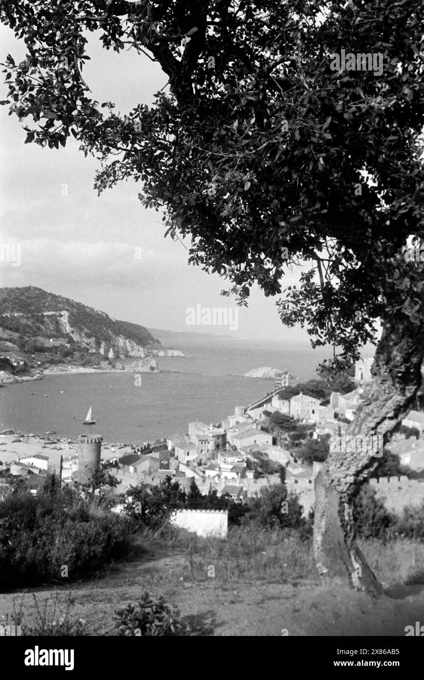 Blick auf die Bucht von Tossa de Mar , im Vordergrund die Stadtmauer, die die die Altstadt beherbergt, Katalonien 1957. Vue sur la baie de Tossa de Mar, au premier plan le mur de la ville qui abrite la vieille ville, Catalogne 1957. Banque D'Images