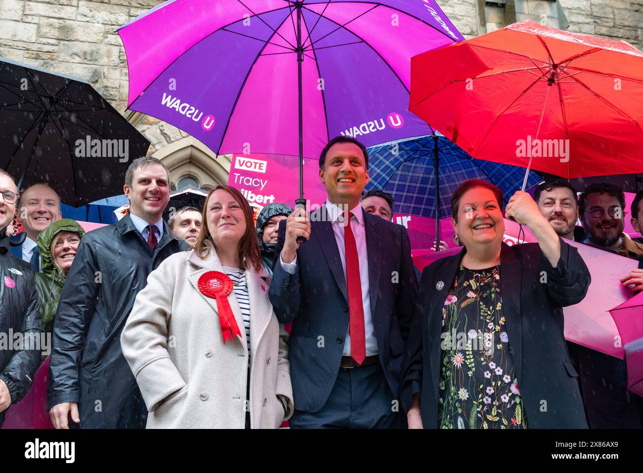 Édimbourg, Écosse, Royaume-Uni. 23 mai 2024. Le leader travailliste écossais Anas Sarwar en campagne électorale pour les prochaines élections générales à Leith aujourd'hui. Il a utilisé un rassemblement pour soutenir Tracy Gilbert comme candidate travailliste pour la circonscription d'Edinburgh North et Leith. Iain Masterton/Alamy Live News Banque D'Images