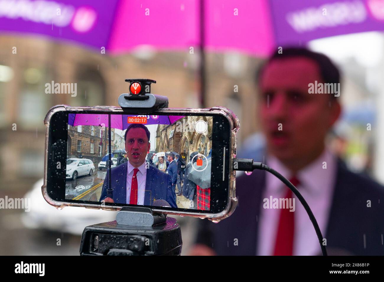 Édimbourg, Écosse, Royaume-Uni. 23 mai 2024. Le leader travailliste écossais Anas Sarwar en campagne électorale pour les prochaines élections générales à Leith aujourd'hui. Il a utilisé un rassemblement pour soutenir Tracy Gilbert comme candidate travailliste pour la circonscription d'Edinburgh North et Leith. Iain Masterton/Alamy Live News Banque D'Images