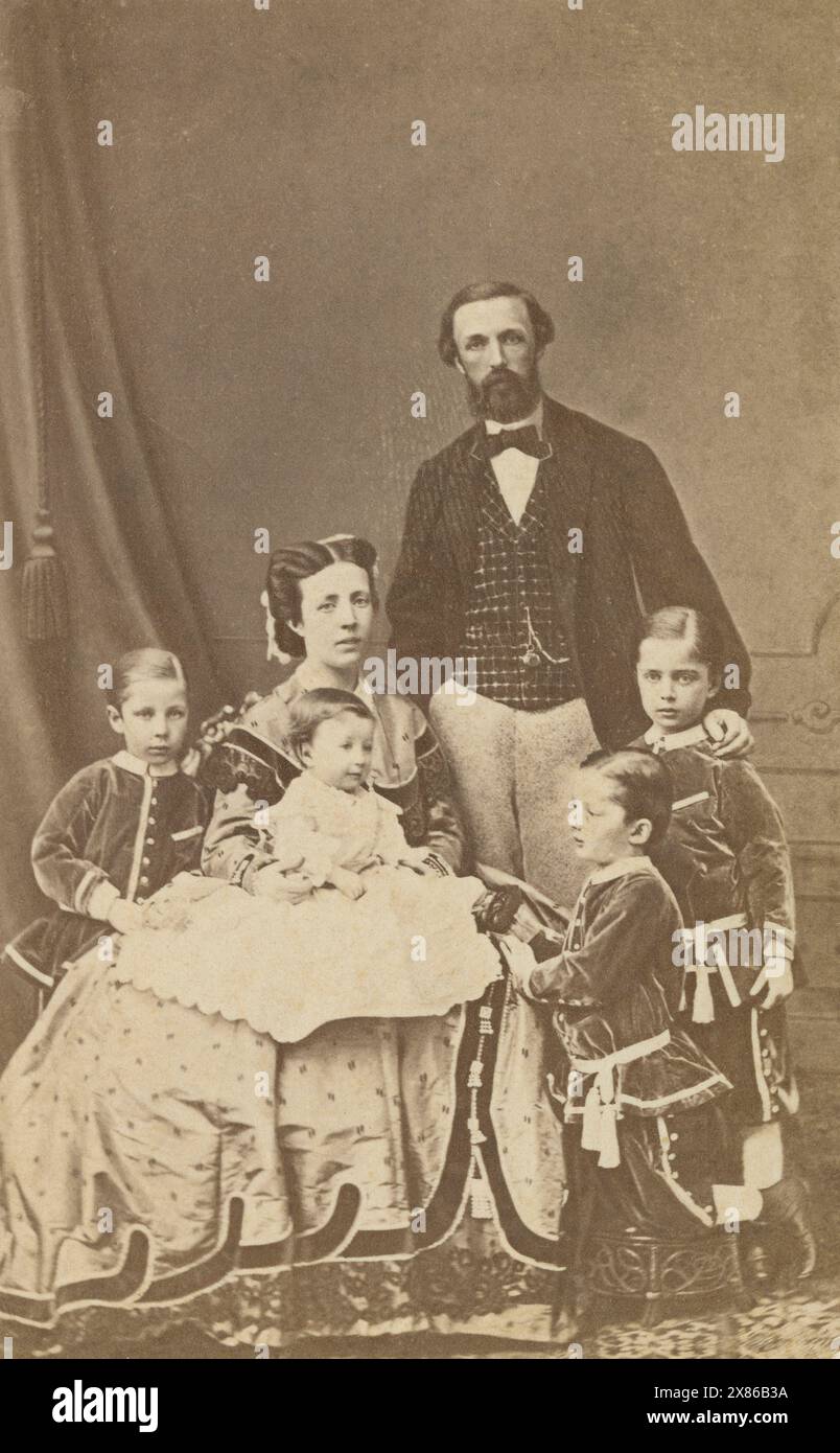 Antique c1866 carte de visite photographie, Oscar II (1829-1907), Sophie de Nassau, et leurs quatre fils. Oscar II a été roi de Suède de 1872 jusqu'à sa mort en 1907 et roi de Norvège de 1872 à 1905. SOURCE : CDV ORIGINAL Banque D'Images