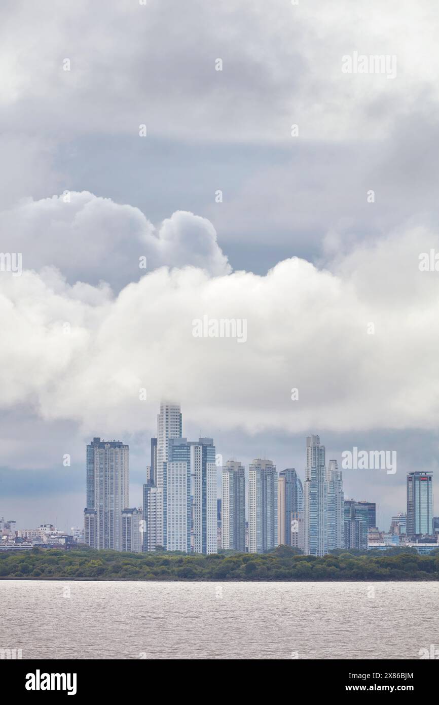 Les gratte-ciel de Puerto Madero vus de la rivière la Plata avec un ciel orageux, Buenos Aires skyline, Argentine. Banque D'Images
