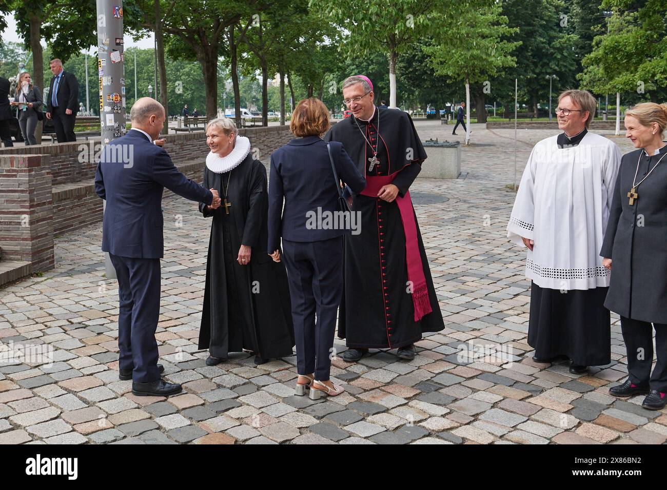 Zum 75. Jahrestag der Verkuendung des Grundgesetzes am Donnerstag, 23.05.2024, laden die Evangelische Kirche in Deutschland EKD und die katholische Deutsche Bischofskonferenz zu einem oekumenischen Gottesdienst ein. IM Foto : V.l.n.r. Bundeskanzler Olaf Scholz SPD die amtierende Ratsvorsitzende der EKD, Bischobean Kirsten Fehrs Kanzlerggattin Britta Ernst der stellvertretende Vorsitzende der Deutschen Bischofskonferenz, Bischof Michael Gerber Praelat Karl Juesten, Leiter des Kommissder Deutschen Bischois - Kathelites Bollelites, Berlin Bollelites Banque D'Images