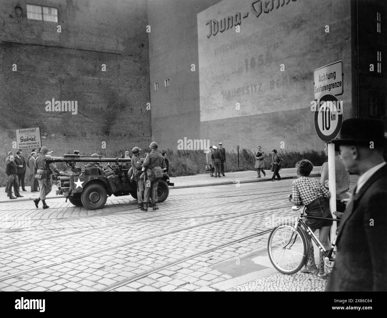 US-Soldaten positionieren eine Kurzschusswaffe auf einem Jeep in Richtung der kürzlich errichtete Berliner Mauer aus, Berlin 1961. Originale Bildbeschreibung : 'Sie haben Stellung bezogen' - Die drei in Westberlin stationierten alliierten Schutzmächte. An den Grenzen unserer Inselstadt sind die feldmäßig ausgerichteten Truppen in Stellung gegangen, um die Freiheit Berlins und damit die Freiheit der ganzen Welt zu verteidigen. - u.b.z. : Amerikaner in der Charlottenstrasse' Banque D'Images