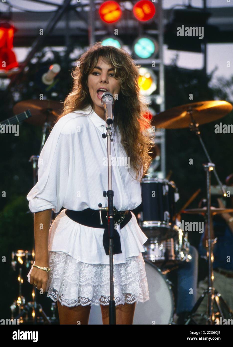 Sängerin Sandra singt BEI einem Auftritt in der ZDF Sommerhitparade, Deutschland 1988. Banque D'Images Sängerin Sandra singt BEI einem Auftritt in der ZDF Sommerhitparade, Deutschland 1988. Banque D'Images
