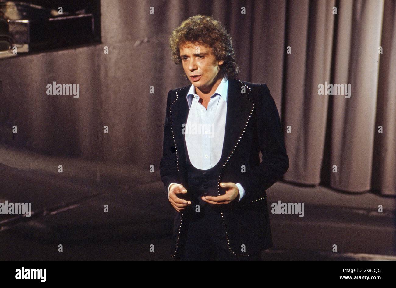 Französischer Sänger Michel Sardou singt BEI einem Auftritt in der Fernsehsendung 'mot', Deutschland 1978. Banque D'Images