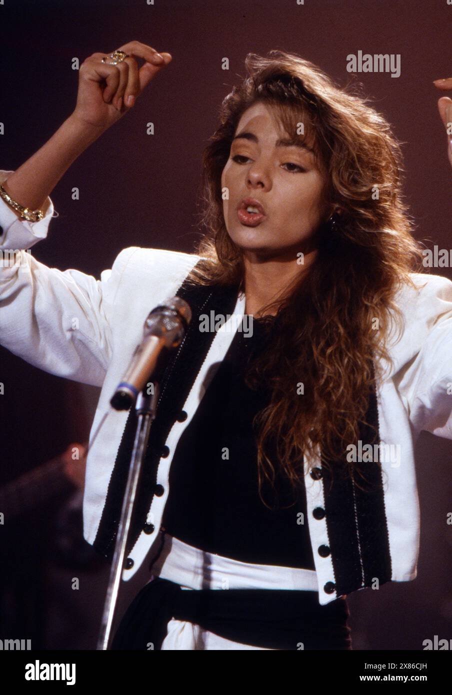 Sängerin Sandra Cretu BEI einem Auftritt im deutschen Fernsehen, Deutschland 1990. Banque D'Images Sängerin Sandra Cretu BEI einem Auftritt im deutschen Fernsehen, Deutschland 1990. Banque D'Images